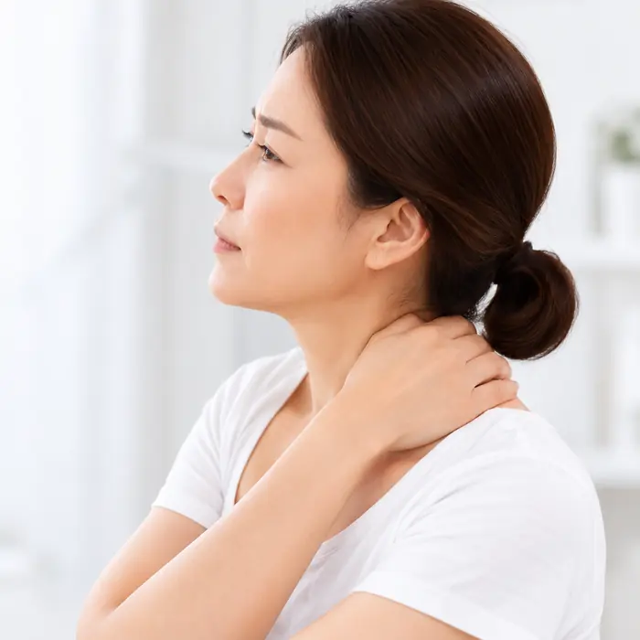 女性以手按壓肩頸